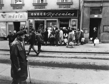 Fronta v obchodě v období ČSSR