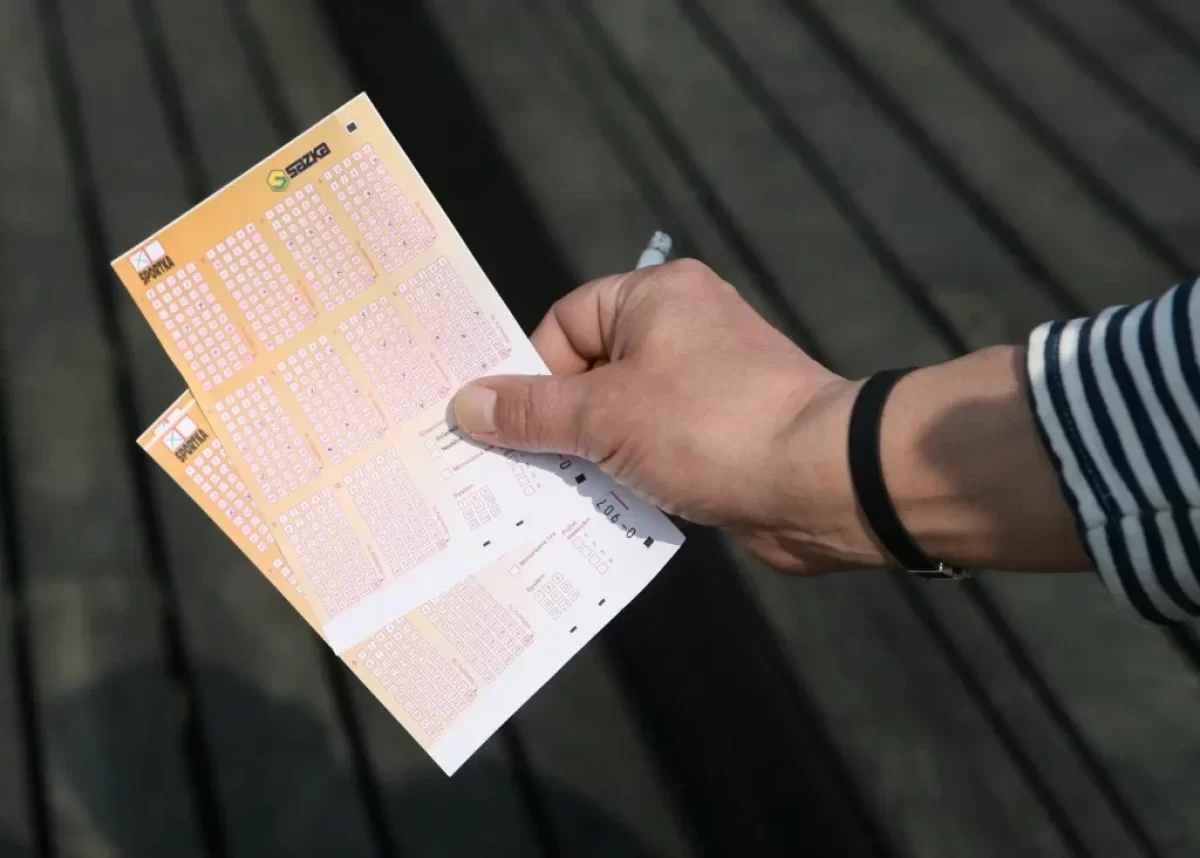 žena drží tiket