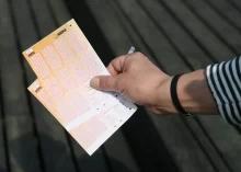 žena drží tiket