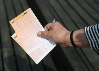 žena drží tiket