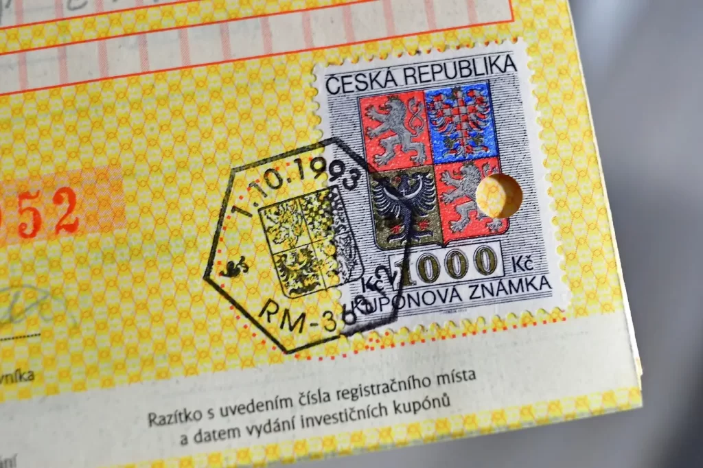 Pomocí kuponů bylo možné koupit akcie v podnicích. - Techsvět Kuponová privatizace