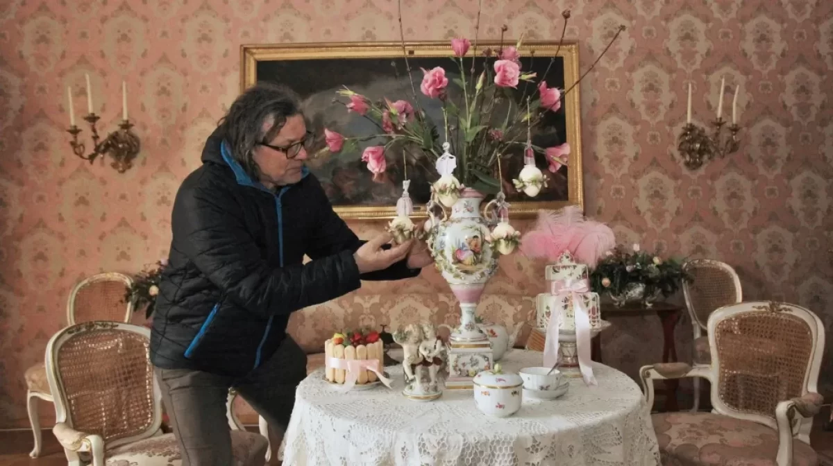 muž hodnotí porcelán