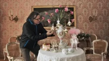 muž hodnotí porcelán