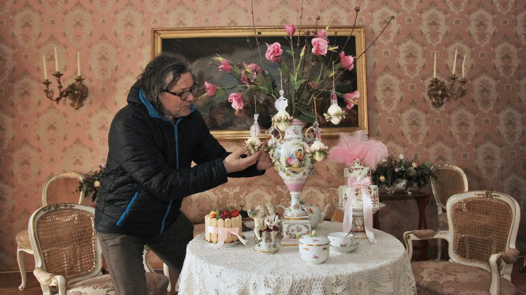 muž hodnotí porcelán