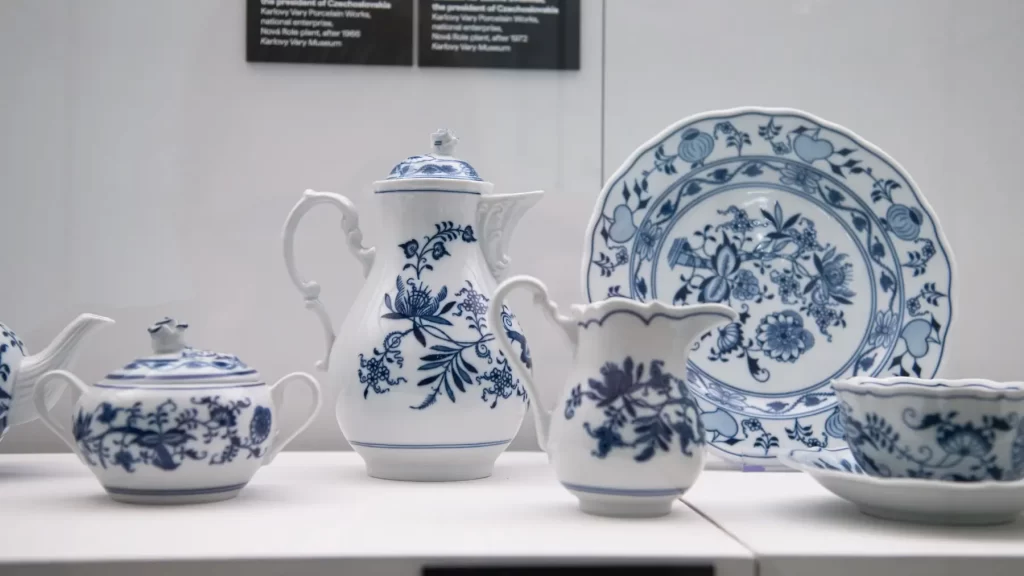 profimedia-0869754580 - Techsvět Občas se vyplatí si nechat ocenit starý porcelán.