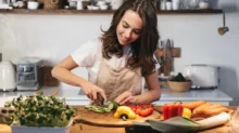 žena krájí zeleninu