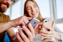 mladý pár se směje u telefonu