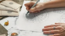 žena kreslí horoskop
