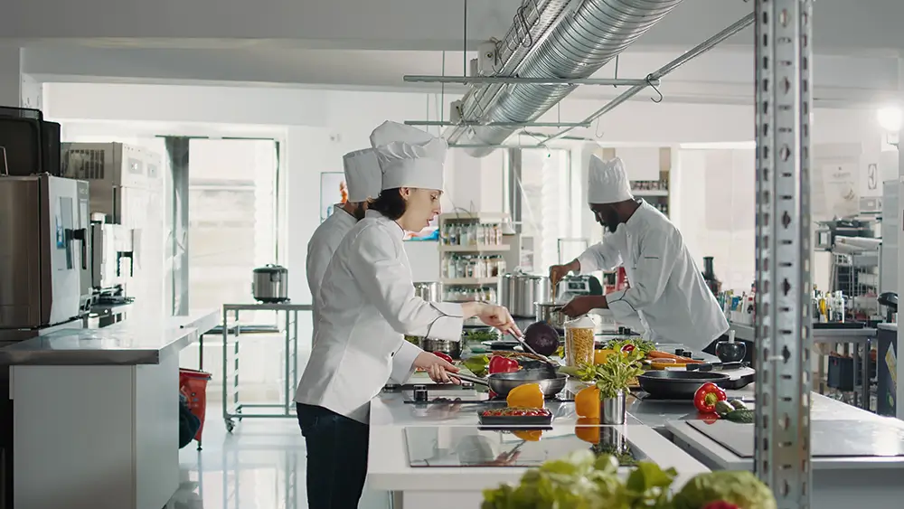 Pokud nemáte praxi, můžete být nejprve pomocnými kuchaři a postupně se vypracovat. - Techsvět kuchaři v restauraci