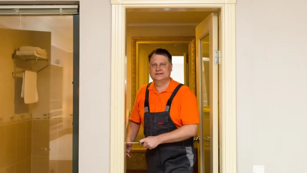 údržbář v hotelu