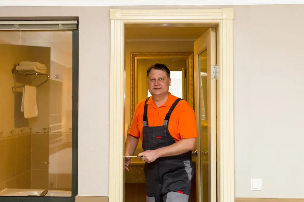 údržbář v hotelu