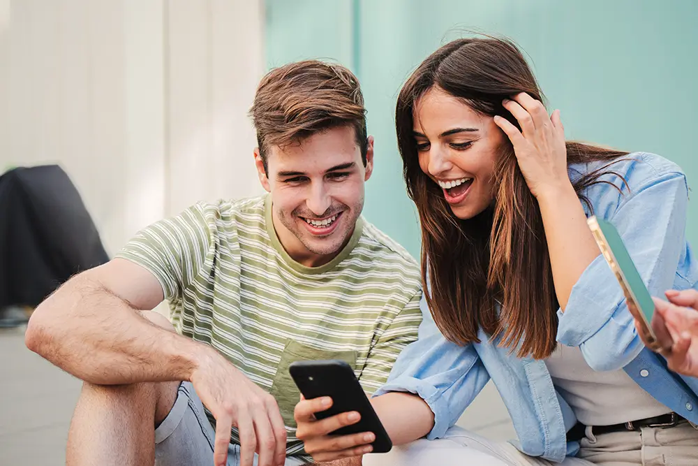 Čtyři znamení čeká rok plný nových příležitostí. - Techsvět pár se dívá do telefonu
