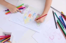 Děti kreslily ve škole svou rodinu.