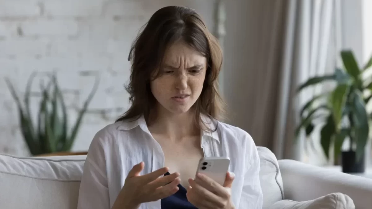 Žena naštvaná na mobil