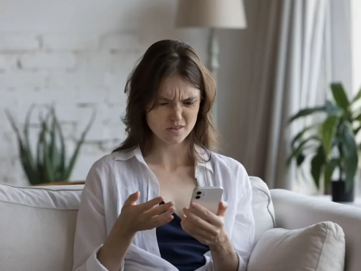 Žena naštvaná na mobil