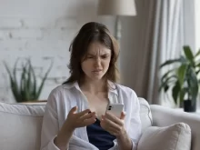Žena naštvaná na mobil
