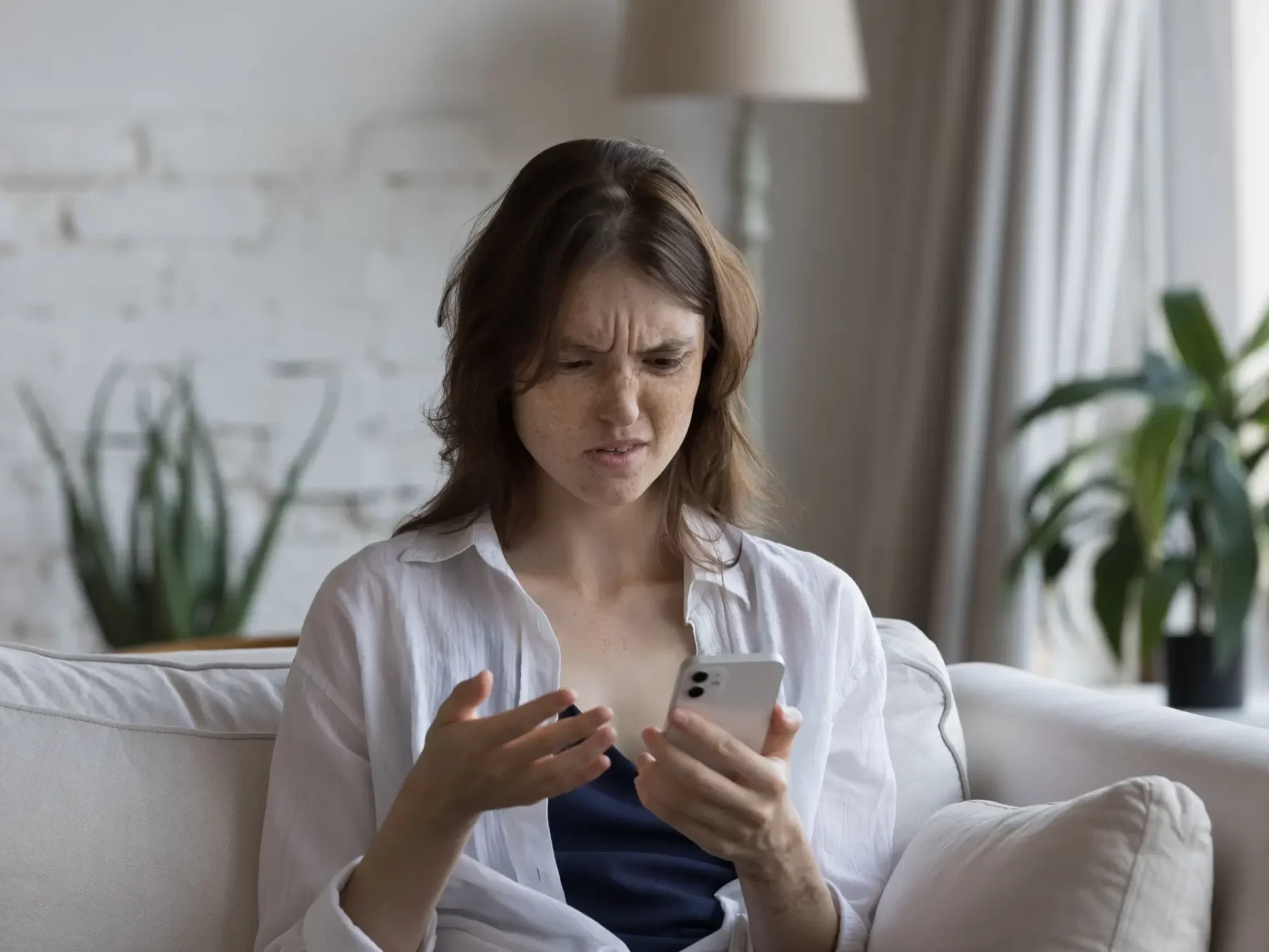 Žena naštvaná na mobil