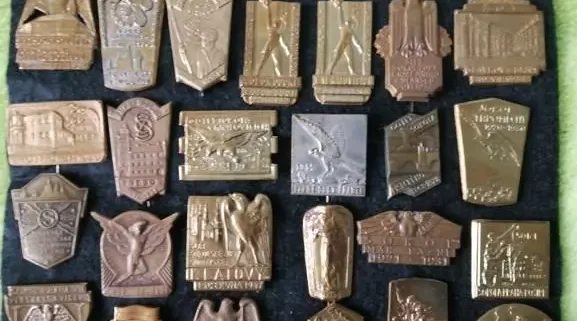 90045a5d-d279-40dd-9665-f907e9109a6e - Techsvět Aktuálně se za částku 40 tisíc korun prodává tato sada sokolských odznaků.