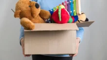 Kluk s krabicí hraček