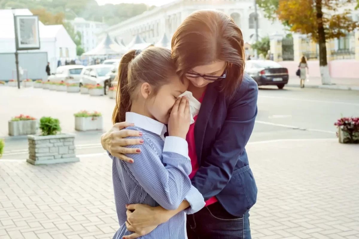 Máma objímá plačící dceru
