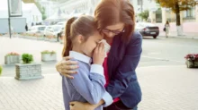 Máma objímá plačící dceru
