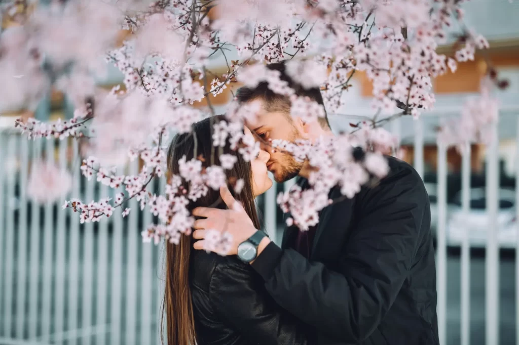 První máj je i svátkem zamilovaných, FOTO: Shutterstock - Techsvět dvojice se líbá pod stromem