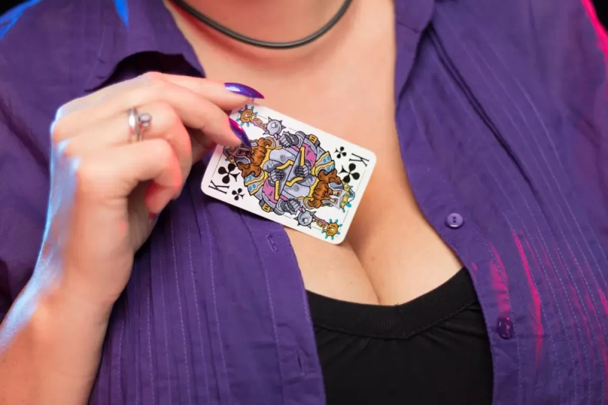 kartářka vytahuje kartu