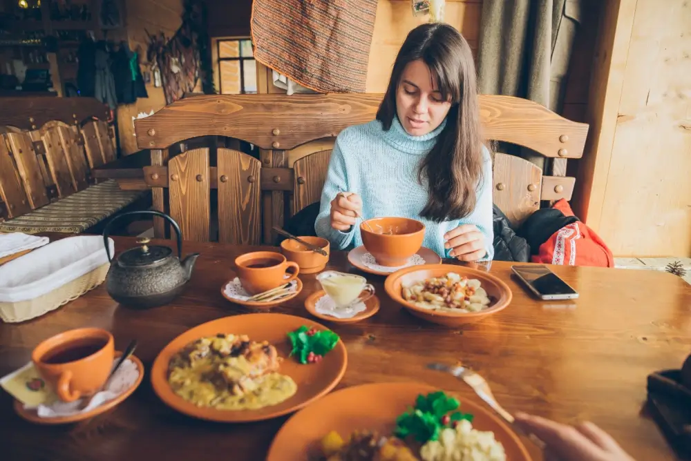 žena jí v restauraci