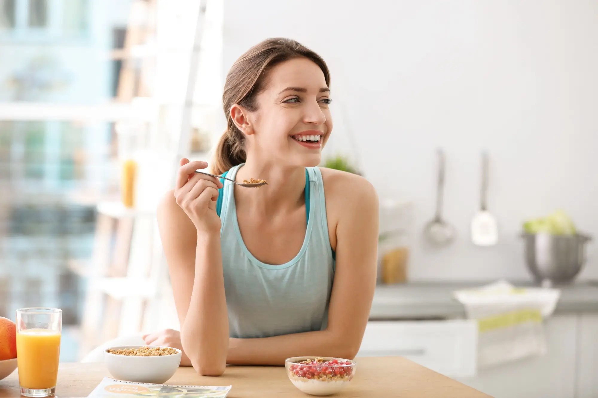 Shutterstock_1321389773 - Techsvět žena snídá granolu