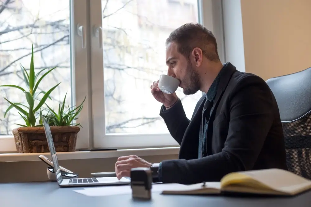 Perfekcionisté často zapomínají na svoje i partnerovy potřeby - Techsvět muž pracuje