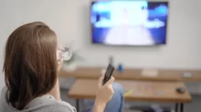 Žena se dívá na televizi