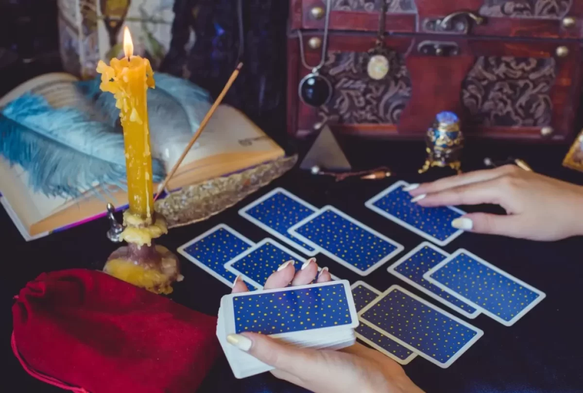 žena vykládá karty