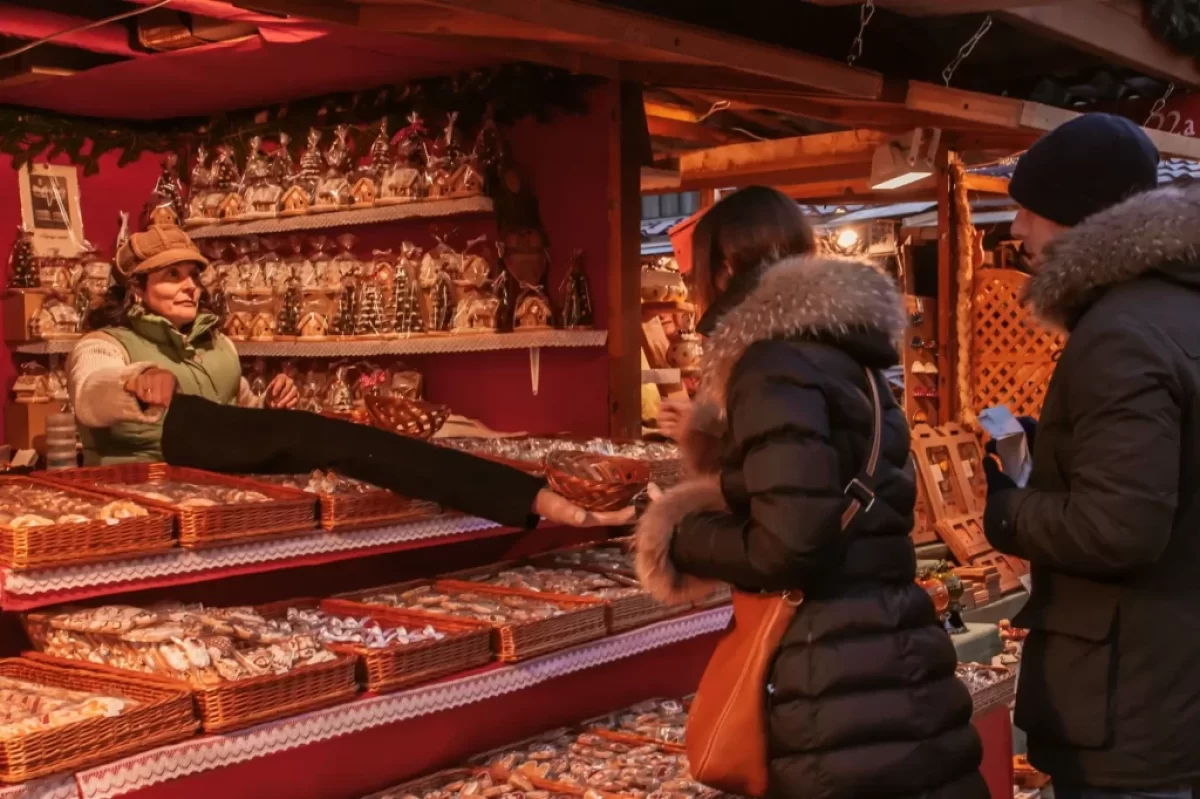 Lidé kupují perník na trhu