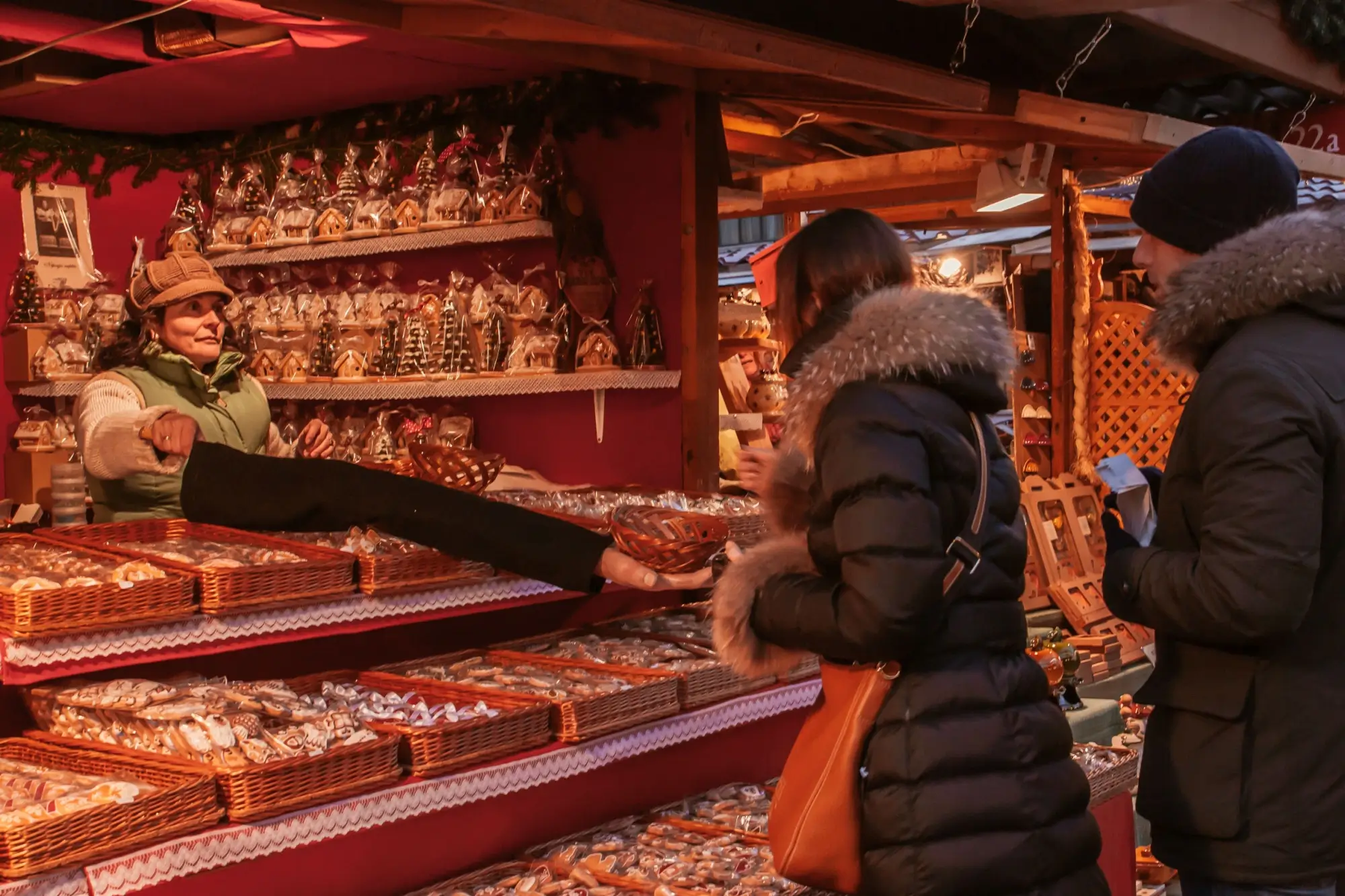 Lidé kupují perník na trhu