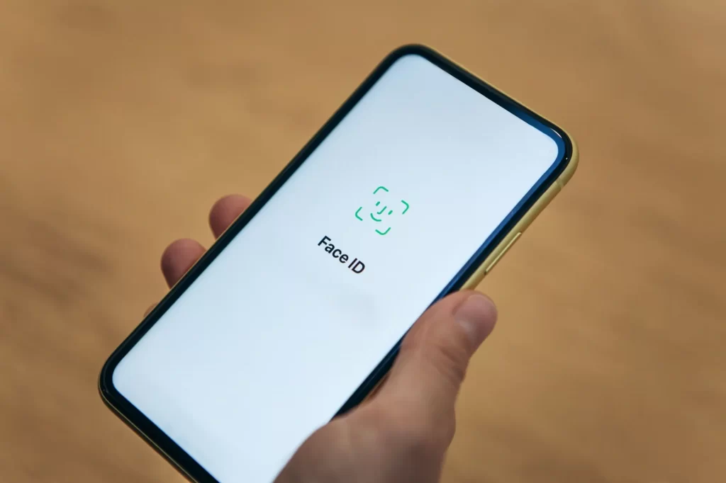 Shutterstock_1598799424 - Techsvět Face ID na mobilu