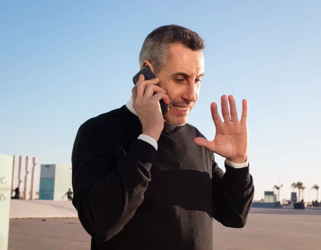 Šéfové klidně řeknete, co si o něm myslíte - Techsvět muž mluví na telefonu