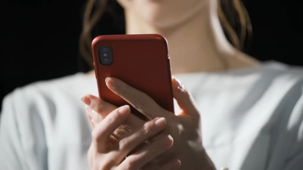 - Techsvět žena drží v ruce telefon