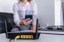 žena používá internet