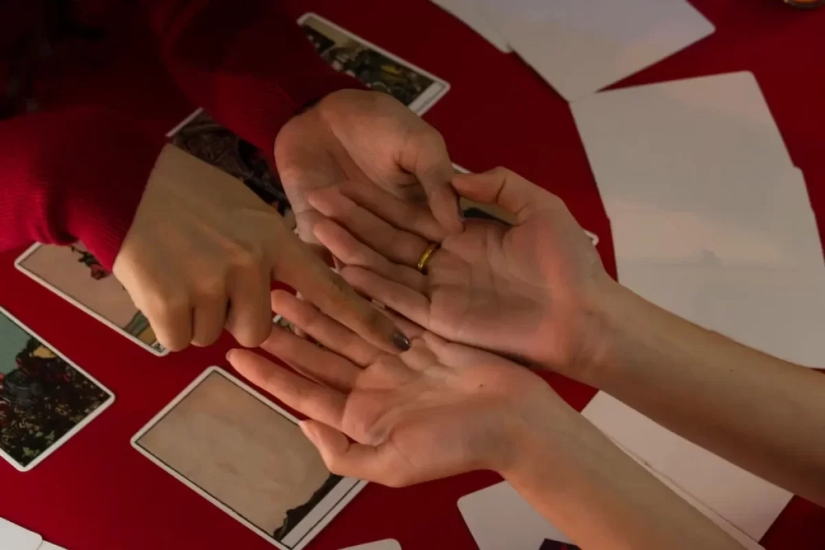 věštkyně věští z ruky