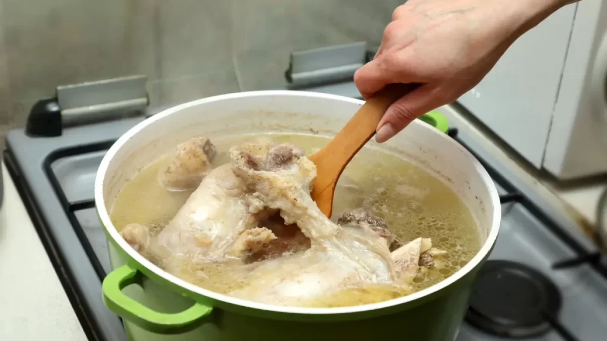 Žena připravuje vývar