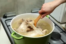 Žena připravuje vývar