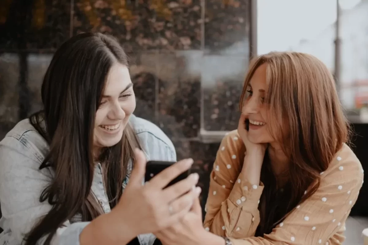 kamarádky si povídají