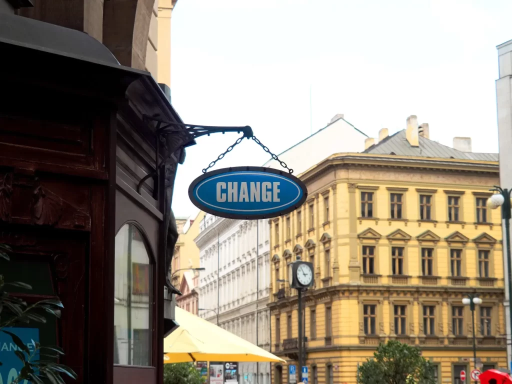 Před směnárnami můžete narazit na podvodníky, FOTO: Shutterstock - Techsvět směnárna v Praze