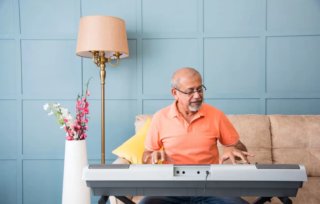Pokud hrajete na nějaký hudební nástroj, můžete své dovednosti naučit i ostatní, FOTO: Shutterstock - Techsvět muž hraje na piano