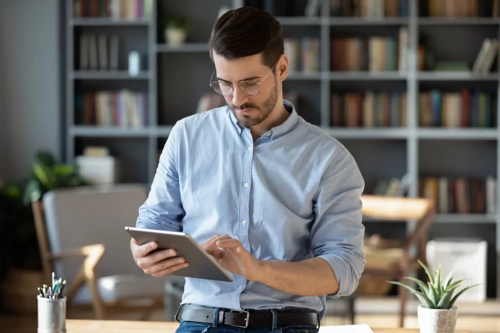 Na internetu se můžete dočíst spoustu mylných informací, FOTO: Shutterstock - Techsvět muž používá tablet