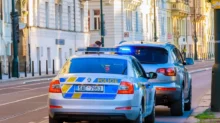 Policejní auto zastavuje auto