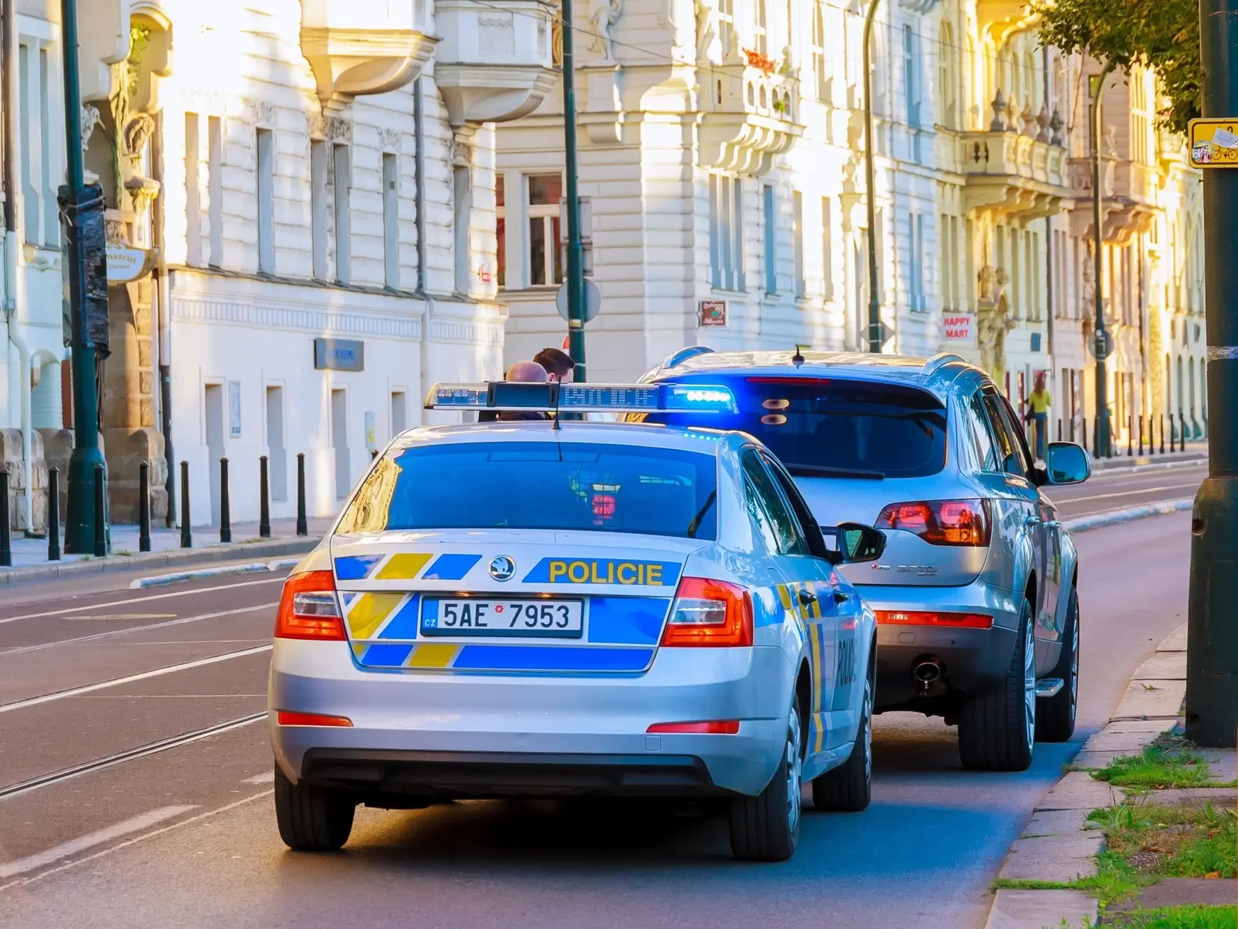 Policejní auto zastavuje auto