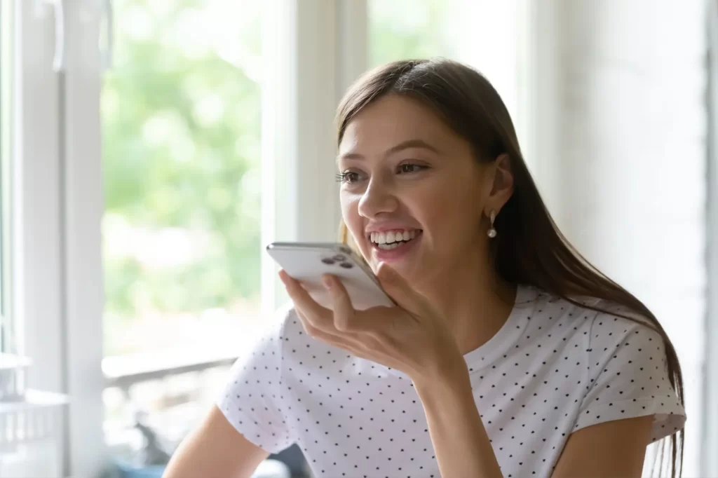 Shutterstock_1921392392 - Techsvět Žena mluví do mobilu