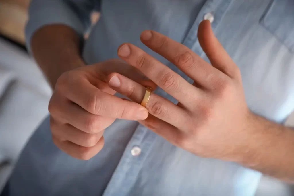 Lvům chybí ve vztahu svoboda. Rádi se baví - Techsvět muž si sundává snubní prsten