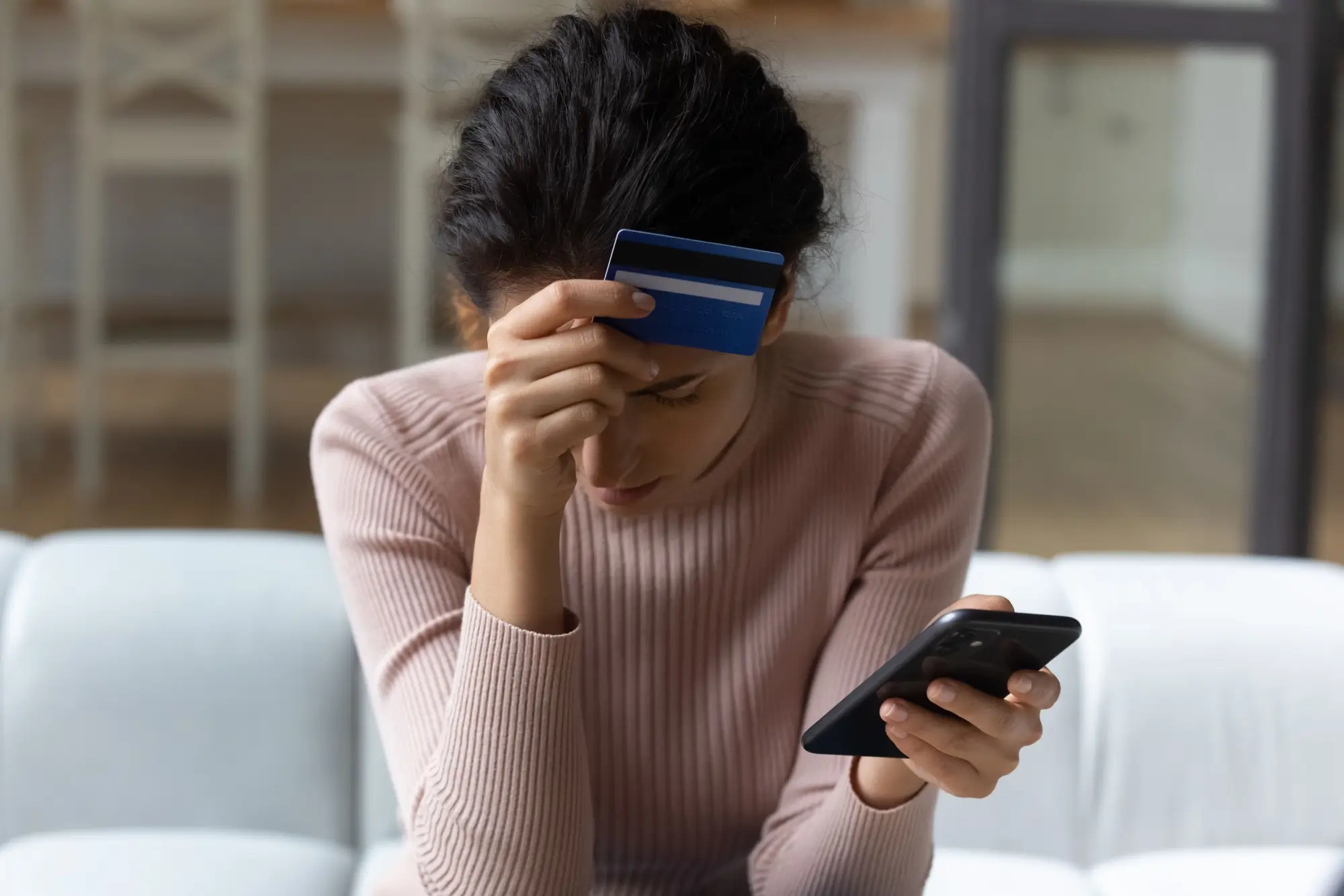 Shutterstock_1954985212 - Techsvět žena má finanční potíže